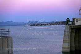 Image du Maroc Professionnelle de  Barrage Al Wahda deuxième plus grand barrage d'Afrique après Le haut barrage d'Assouan d'Egypte, but de l'ouvrage production d'électricité, irrigation et protection contre les crues, Jeudi 8 septembre 2005. (Photo / Abdeljalil Bounhar) 